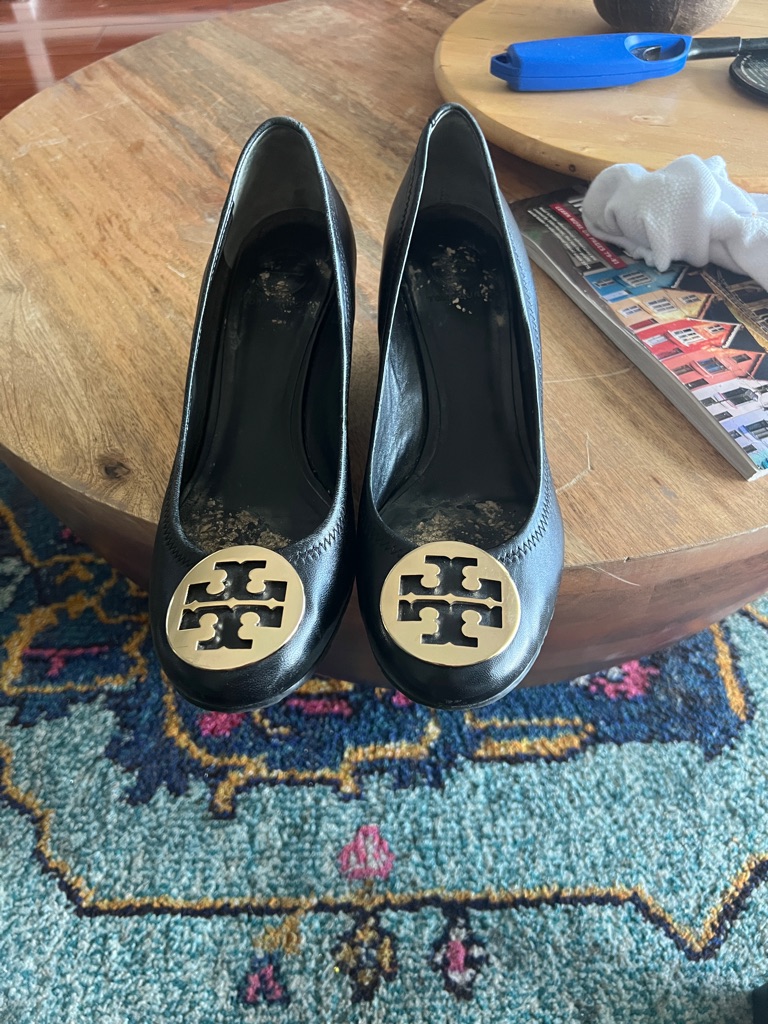Tory Burch Black Leather Pumps With Gold Logo Medallion